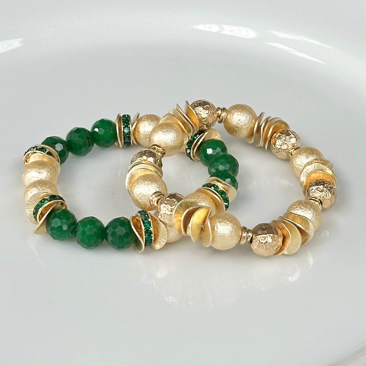 GREEN FACETED QUARTZ GEMSTONE BANGLE WITH GOLD SHELL PEARL AND WAVY DISC ACCENTS