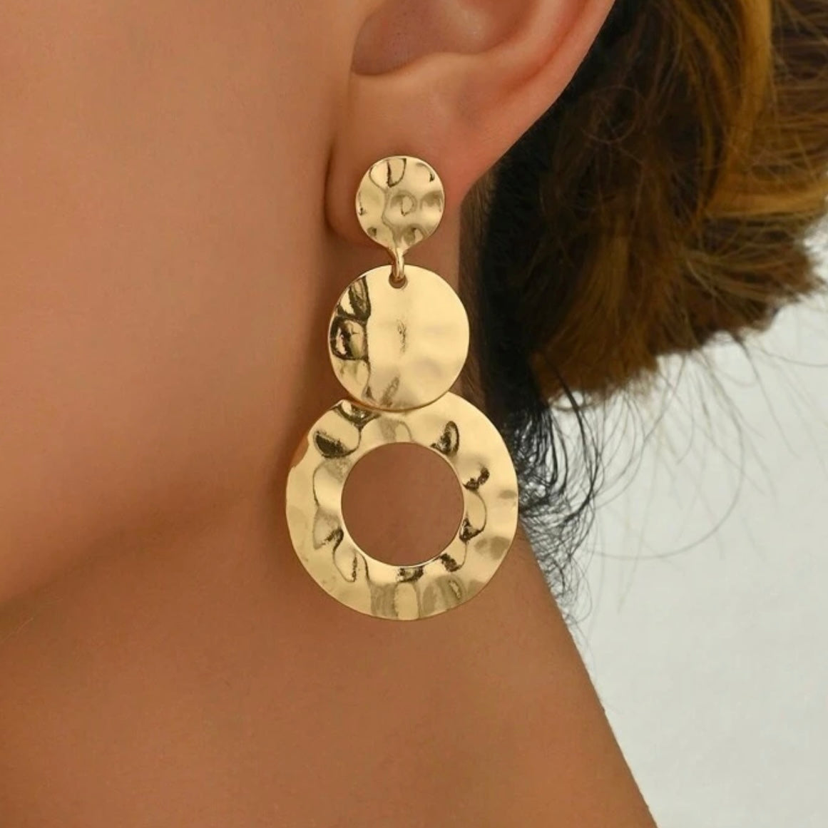GOLD HAMMERED TRIPLE DROP OVAL EARRING