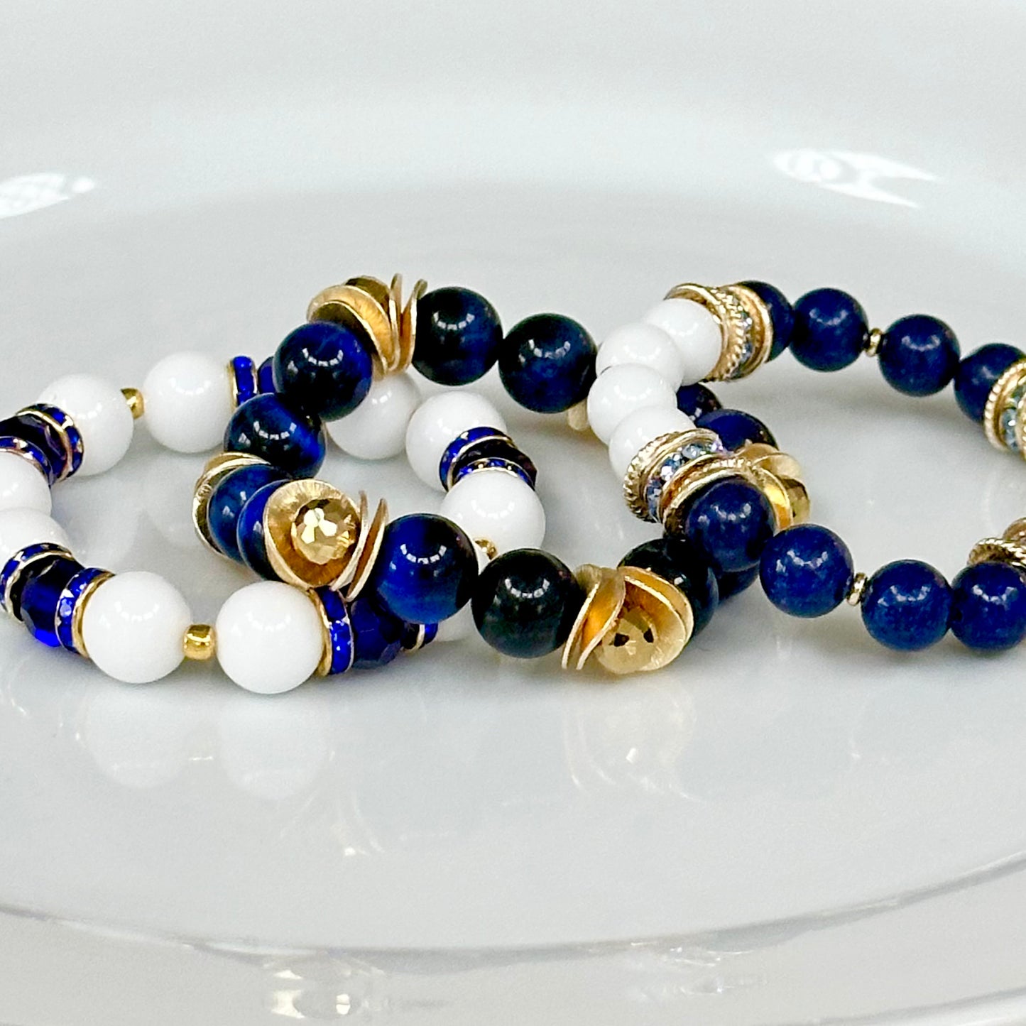 WHITE PORCELAIN AND FACETED SAPHIER AGATE GEMSTONE BANGLE WITH COBALT CRYSTAL ACCENTS
