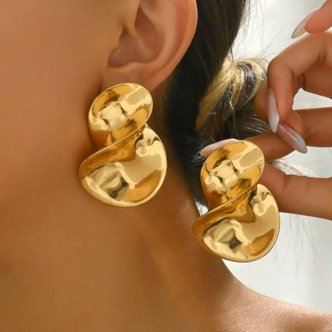 GOLD CURVE 8 EARRING