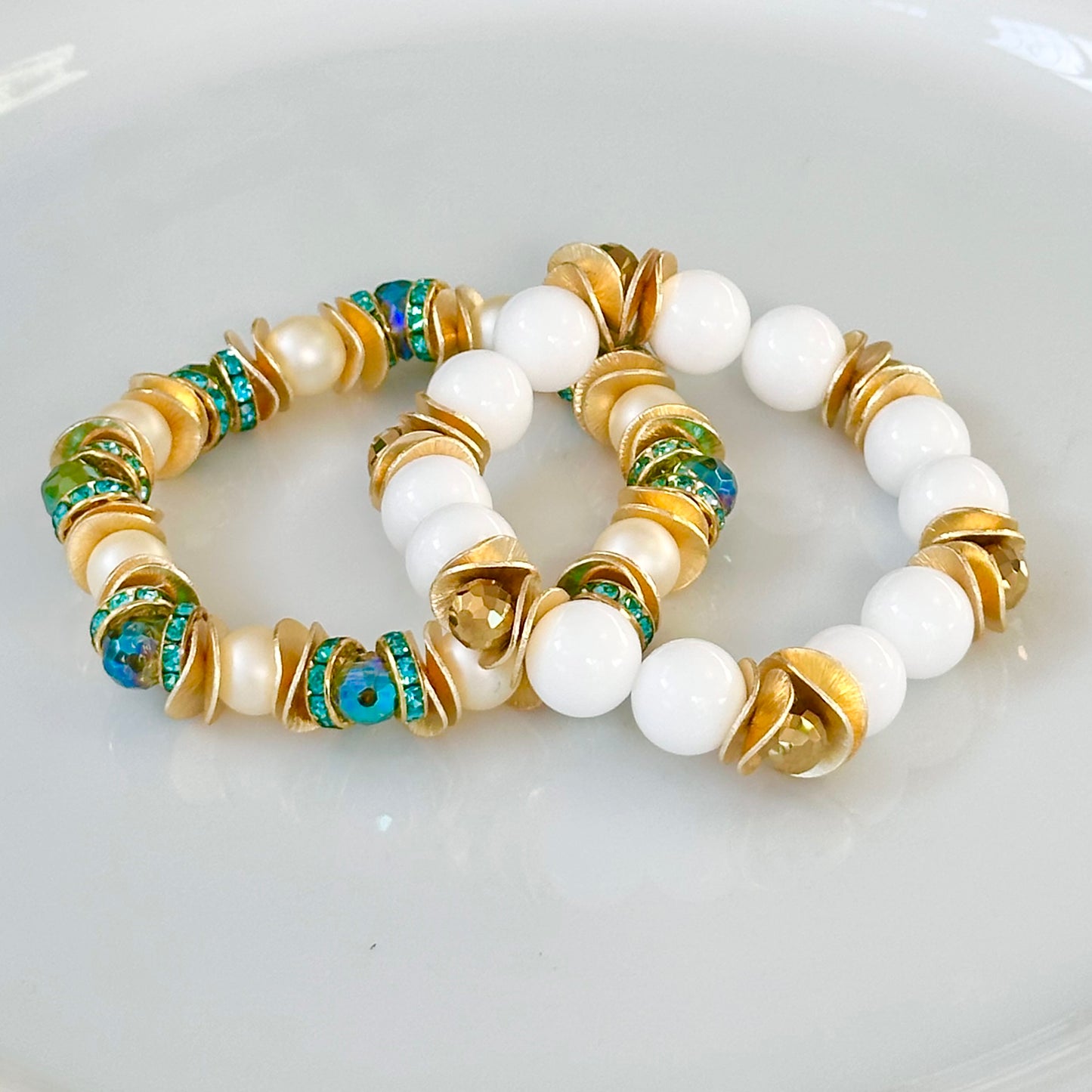 WHITE AGATE GEMSTONE BANGLE WITH GOLD WAVY DISC AND FACETED GOLD TEARDROP ACCENTS