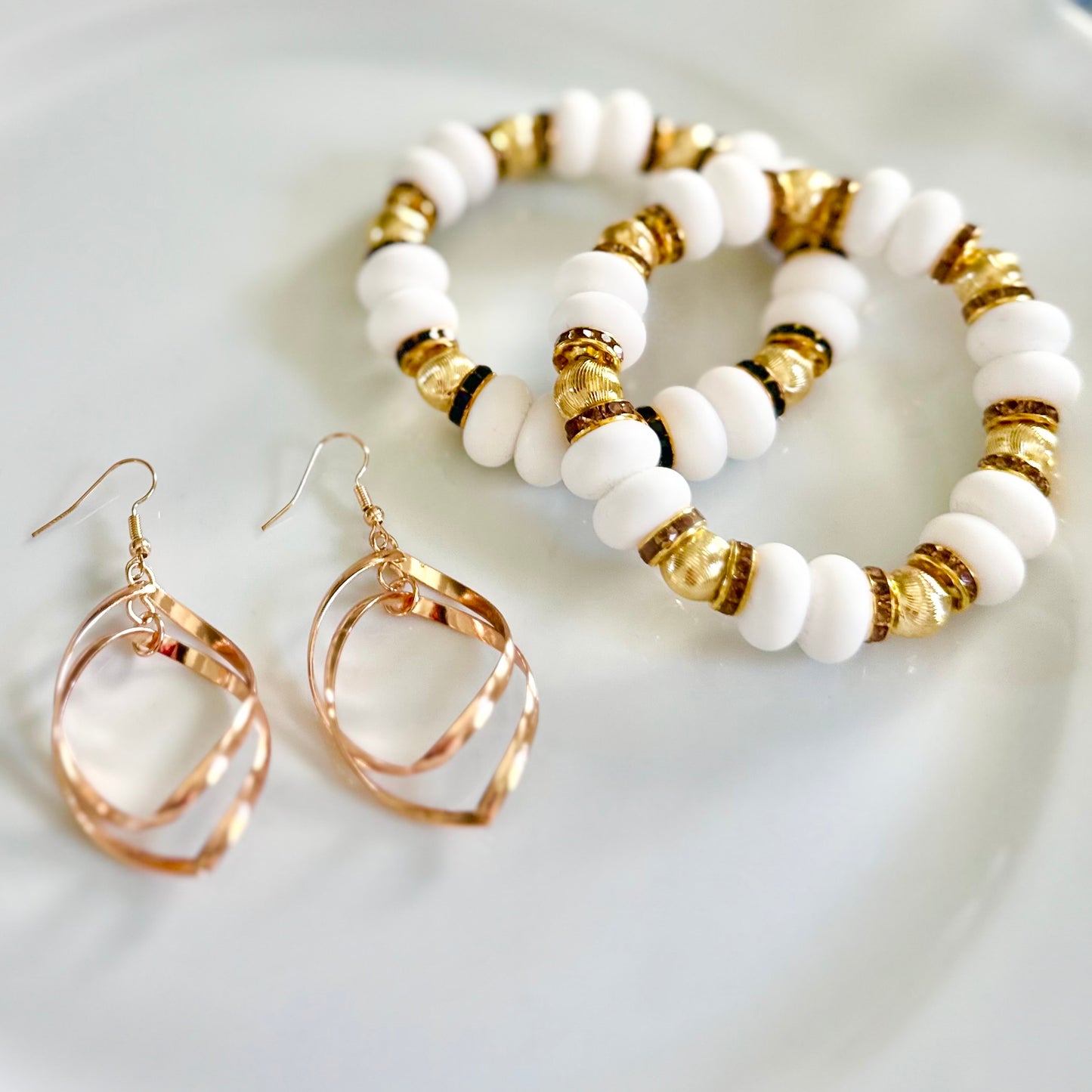 INTERTWINED OVAL GOLD EARRING