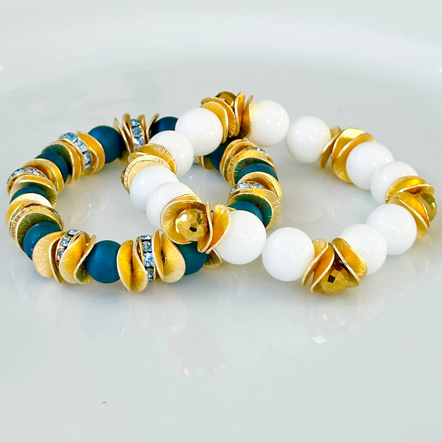 WHITE AGATE GEMSTONE BANGLE WITH GOLD WAVY DISC AND FACETED GOLD TEARDROP ACCENTS
