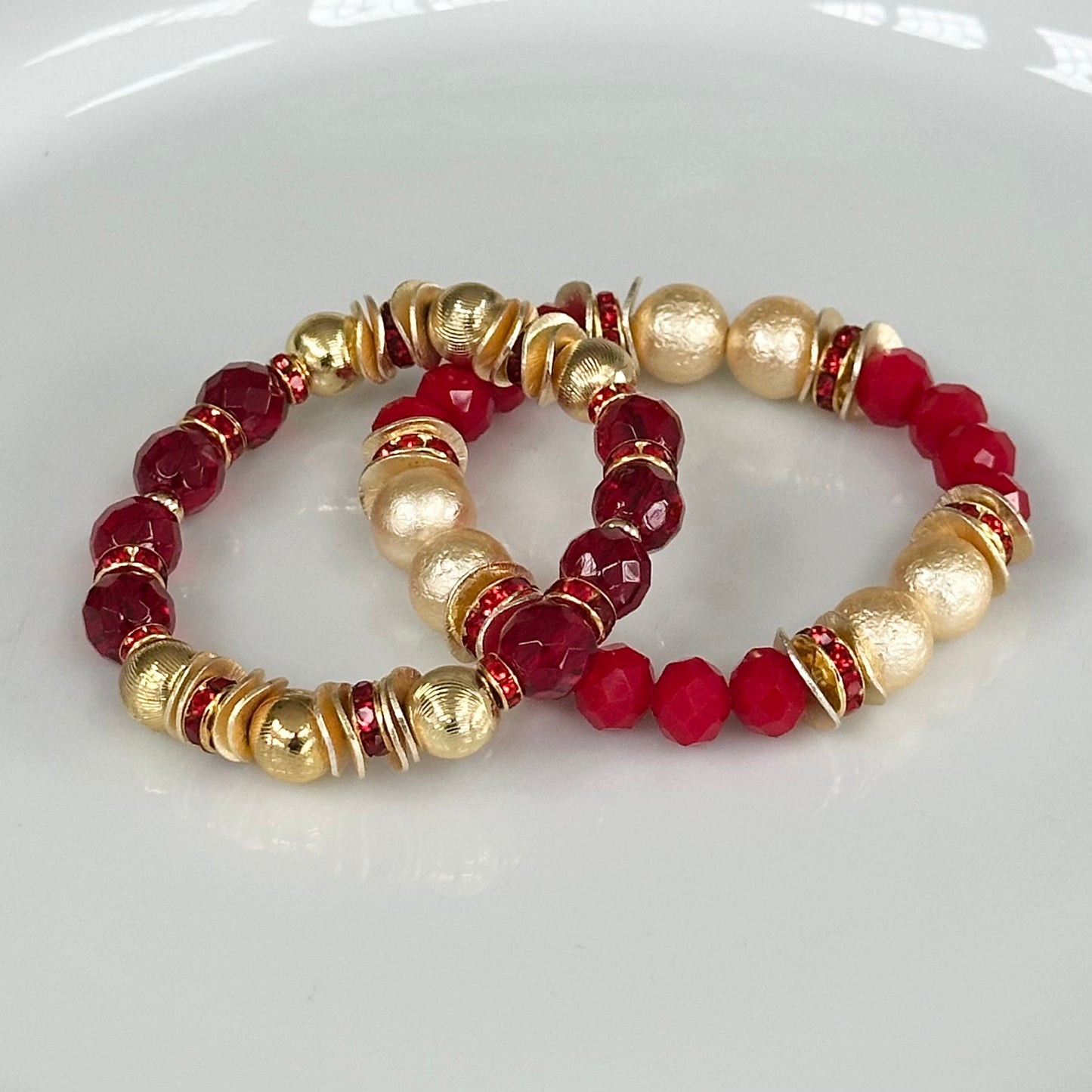 RED FACETED GEMSTONE BANGLE WITH GOLD SHELL PEARL AND WAVY DISC ACCENTS