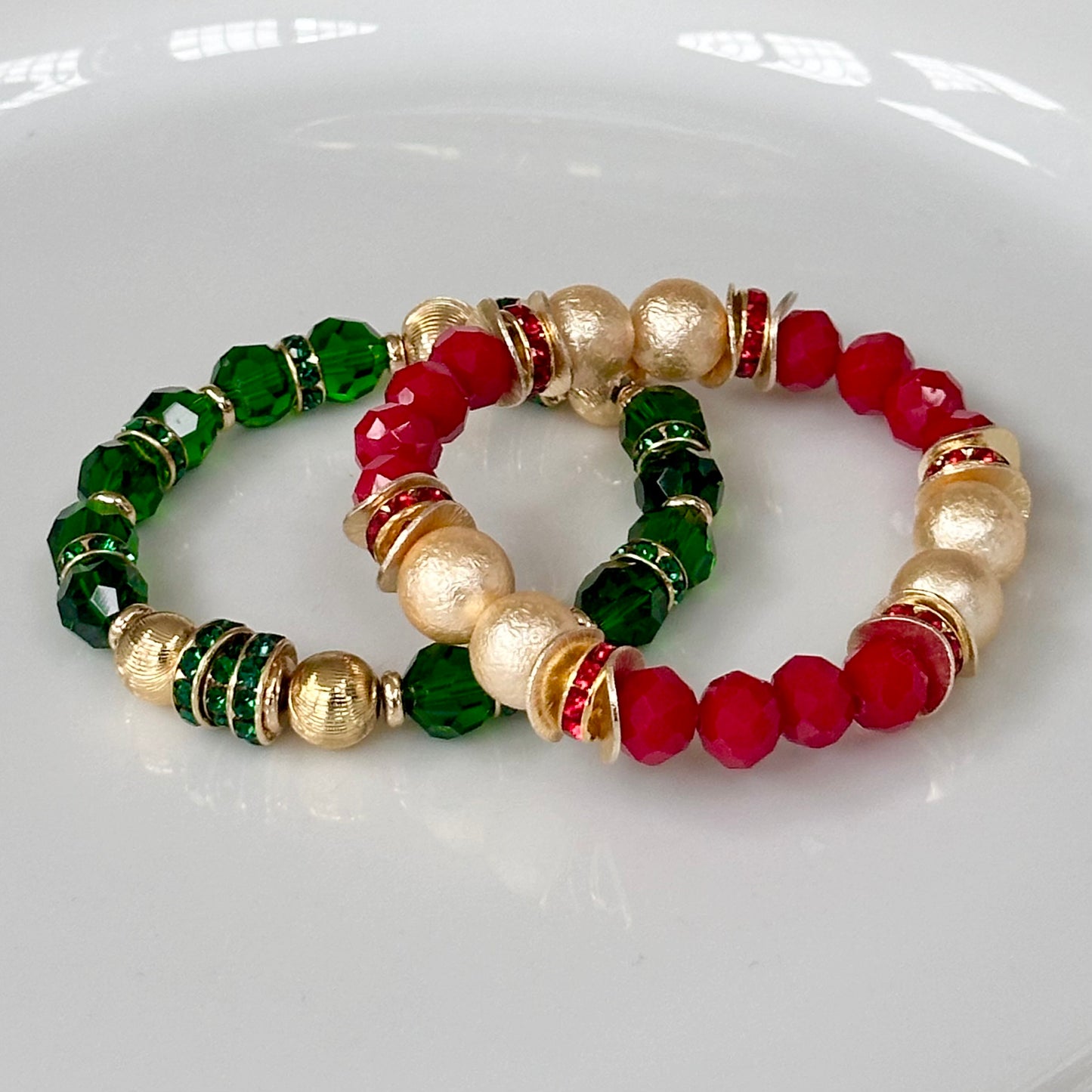 RED FACETED GEMSTONE BANGLE WITH GOLD SHELL PEARL AND WAVY DISC ACCENTS