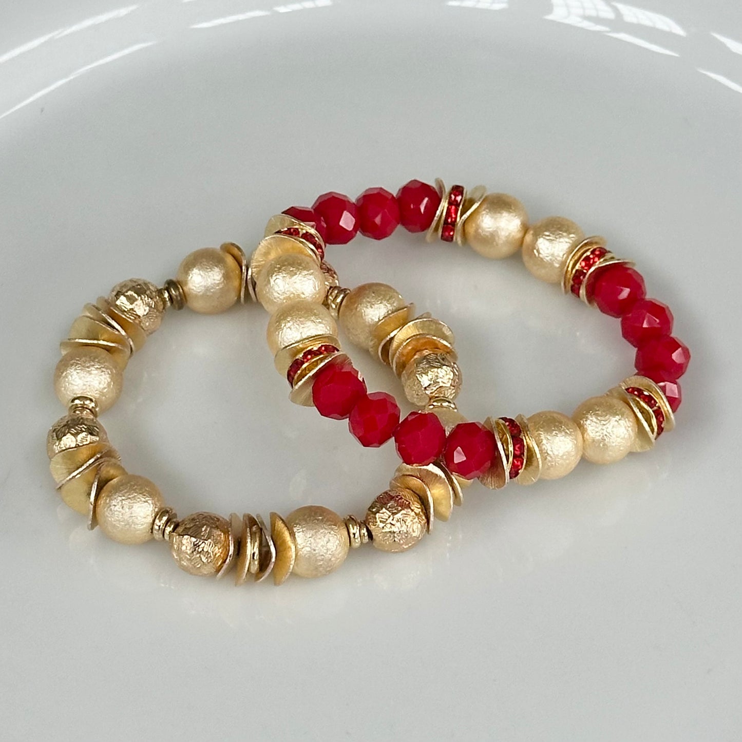 RED FACETED GEMSTONE BANGLE WITH GOLD SHELL PEARL AND WAVY DISC ACCENTS