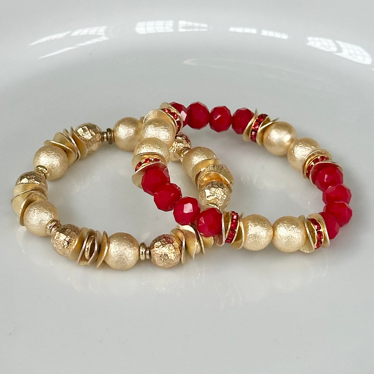 RED FACETED GEMSTONE BANGLE WITH GOLD SHELL PEARL AND WAVY DISC ACCENTS