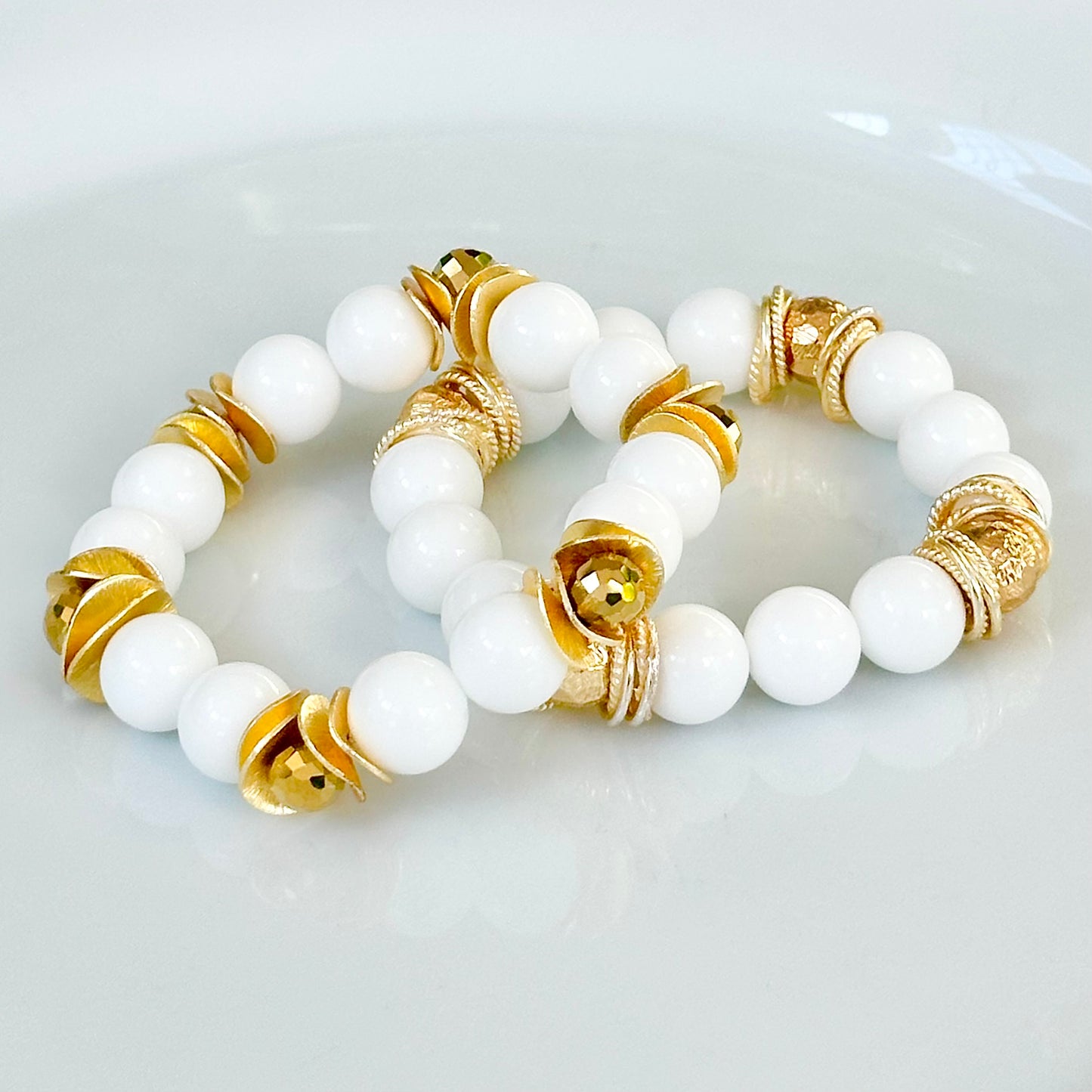 WHITE AGATE GEMSTONE BANGLE WITH GOLD WAVY DISC AND FACETED GOLD TEARDROP ACCENTS