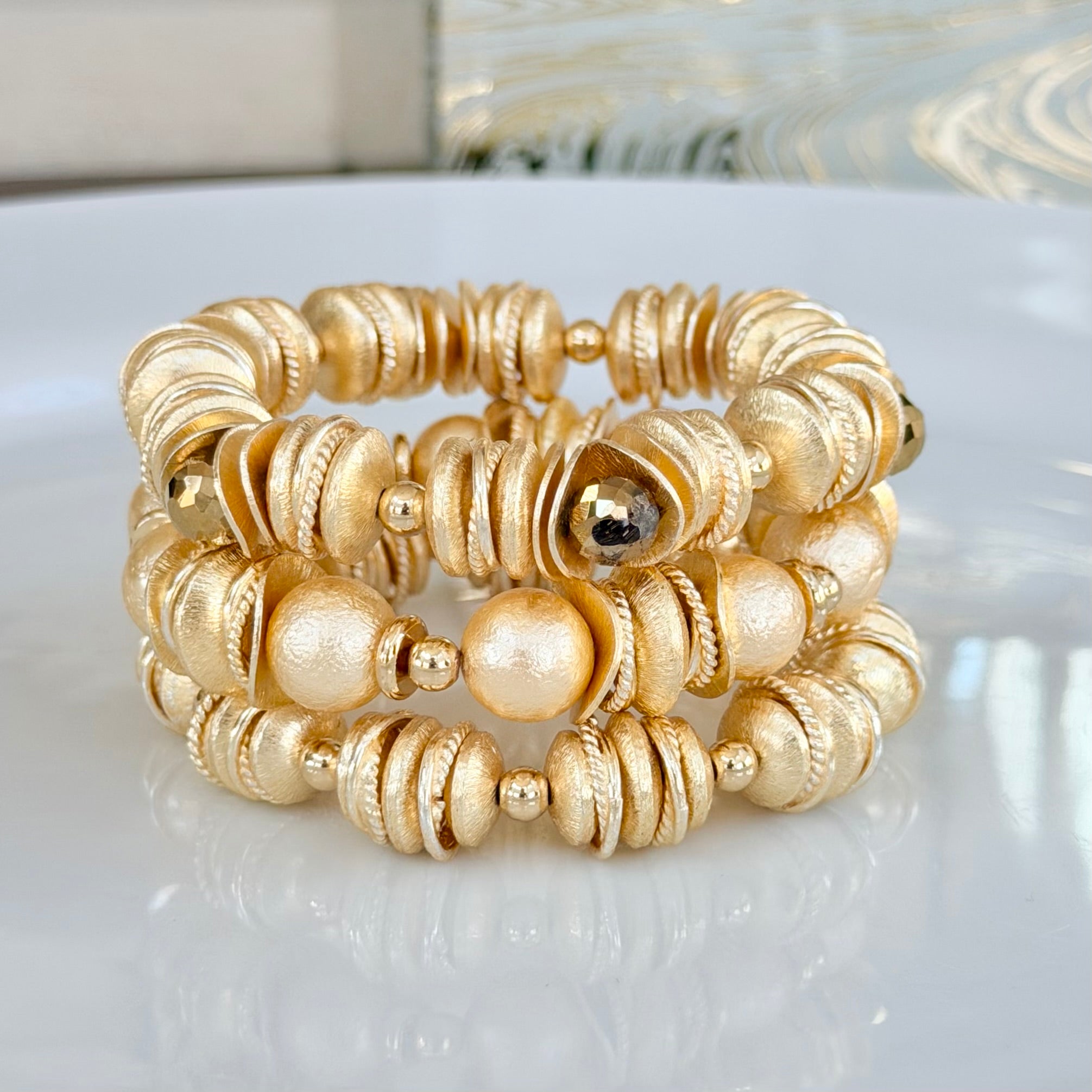 アパルトモン　MARA MCS GOLD BANGLE ２点セット GOLD BANGLE WITH BRUSHED GOLD ACCENTS – brynn hudson