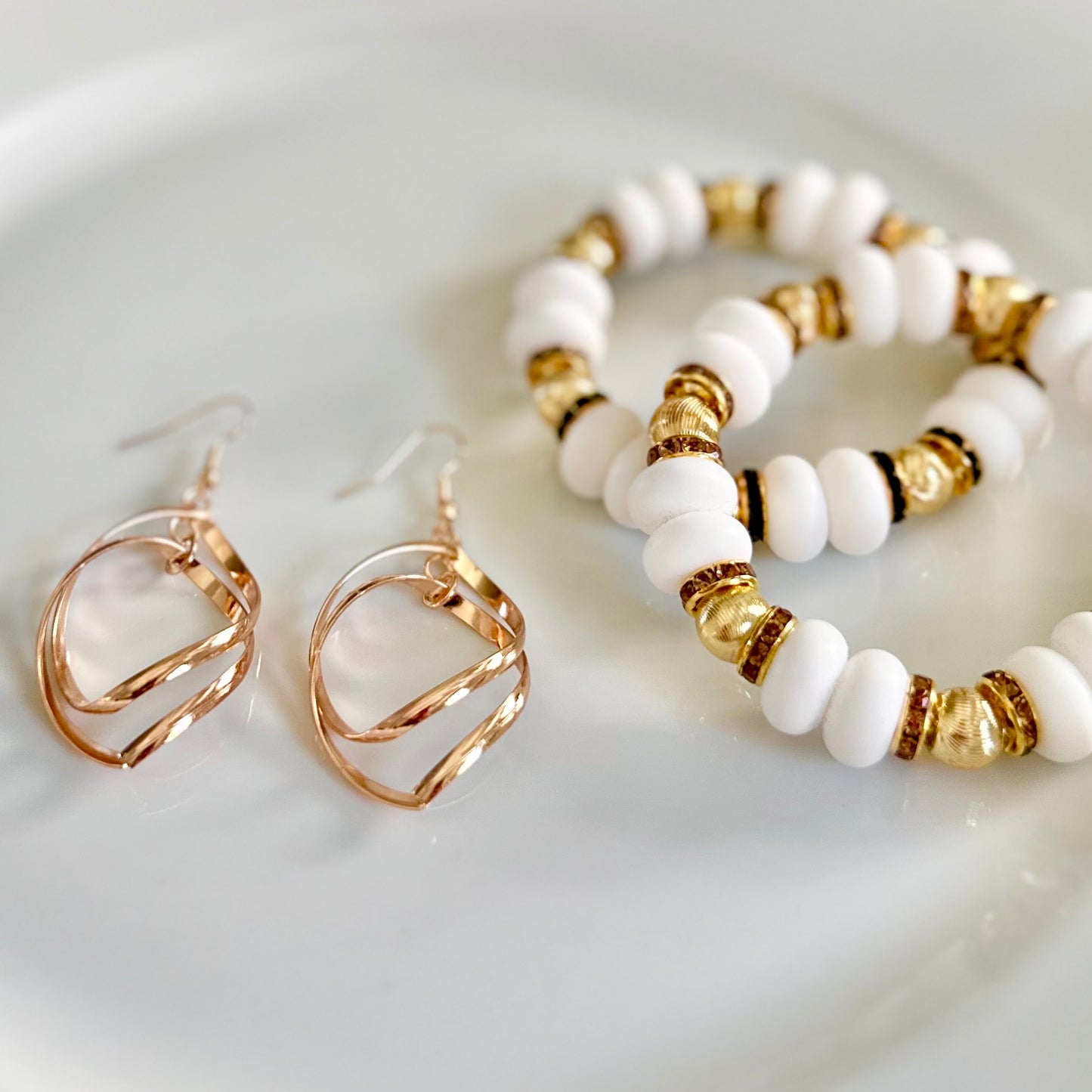 INTERTWINED OVAL GOLD EARRING