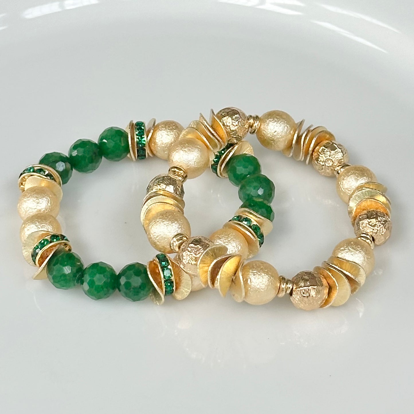 GREEN FACETED QUARTZ GEMSTONE BANGLE WITH GOLD SHELL PEARL AND WAVY DISC ACCENTS