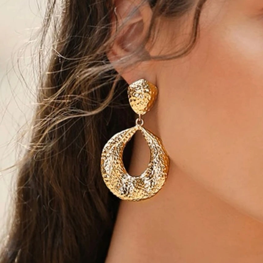 GOLD TEXTURED DROP OVAL EARRING