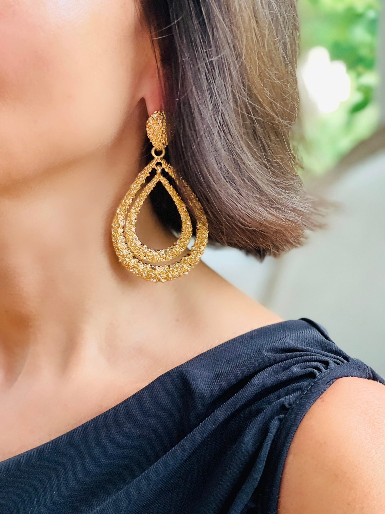 TEXTURED GOLD OPEN TEAR DROP EARRING